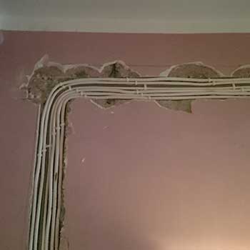 Bruzda w ścianie betonowej