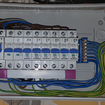 Mała rozdzielnia natynkowa w mieszkaniu