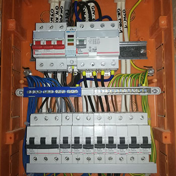 Mała rozdzielnia podtynkowa w mieszkaniu