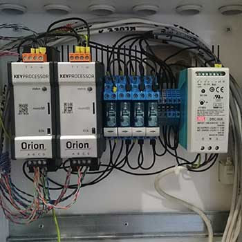 Skrzynka z modułami sterującymi